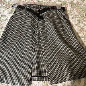 Súper adorable medium plaided skirt. 🤍 
Goes great for that vintage look! 📼